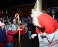 Bild: bey
Natürlich braucht Bischof Nikolaus für das Halten seines Bischofsstabes eine Unterstützung.