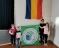 Bild: gz
Stolz präsentieren die Klassenvertreter Sophie Rauch (von links), Lorenz Kleber und Mia-Sophie Gawel gemeinsam mit stellvertretender Schulleiterin Alexandra Reber das grüne Banner und die Urkunde.