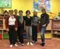 Bild: ads
Eine spannende Exkursion in den tschechischen Kindergarten von Pocínovice erlebten die Erzieherin Monika Widmann (links) und Birgit Kumeth (rechts), hier mit (dazwischen, von links) der pädagogischen Mitarbeiterin von Tandem Regensburg, Natalie Käser, Tandem-Sprachanimateurin Marie Sokolová, der leitenden Pädagogin des Kindergartens von Pocínovice, Jana Rynešová, und Erzieherin Julia Beutner aus Erding.