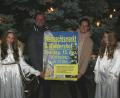 Bild: fpoz
Bürgermeisterin Friederike Sonnemann und Stadtrat Jürgen Ranft sowie die Engel Lena und Theresa hoffen am Sonntag auf gutes Wetter, damit der Waldershofer Weihnachtsmarkt zu einem Erfolg wird.