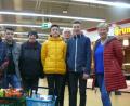 Bild: lhc
Freuen sich über 85 volle Kisten und Geldspenden: Die Realschüler Philipp Kessler und Maxi Weiß, Irmgard Buschhausen von der Amberger Tafel, Schüler Michael Bär, Tafel-Vorsitzender Bernhard Saurenbach, Schüler Erik Hiller sowie Lehrerin Ulrike Glück.
