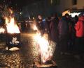 Bild: do
Beisammensein in romantischer Atmosphäre: Für das Christbaumanzünden bestücken die Festdamen der Feuerwehr den Festplatz zwischen Klosterkirche und Klostergasthof mit Feuerkörben.