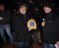 Bild: gag
Vorsitzender Christian Windschiegl (rechts) von der Feuerwehr Neuhaus überreicht offiziell den mit Spenden finanzierten Defibrillator an Bürgermeister Karlheinz Budnik