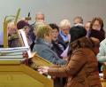 Bild: wlr
Unter Leitung von Dirigentin Larissa Burgard, die auch an der Orgel begleitet, unterstrich der Etzenrichter Gesangverein die Patroziniumsfeier in der Katholischen St.-Nikolaus-Kirche.