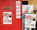 Bild: lst
Die Gruppeneinteilung des Kia-Hallencups, der am 3. Januar ab 17 Uhr in der Weidener Mehrzweckhalle über die Bühne gehen wird, steht: Raab-Geschäftsführer Thomas Binner (von links), Losfee Isabella Bittner, FC-Ost-Vorsitzender Franz Bäumler und sein Stellvertreter Marcus Meier.
