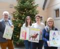 Bild: Gabi Schönberger
Bürgermeister Rupert Troppmann (von links), Sonja Skutella von der Fomanu AG, Theresa Uhl vom Kindergarten St. Martin und Ihre Kollegin Maria Neumann von St. Joseph hoffen auf reges Interesse an den bunten Neustadt.Kalendern.