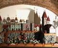 Bild: cr
Die Schwind-Krippe ist das Prachtstück der Ausstellung im Altenstädter Museum. Werner Spiesmacher hat sie in den vergangenen Wochen ausgebessert und zur Freude des Ehepaars Schwind auf Hochglanz gebracht.