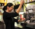 Bild: Dagmar Williamson
Kaffee-Fee, Expertin, Liebhaberin, Barista: Bianca Egerer aus Kümmersbruck, die eine mobile Kaffeebar betreibt, erklärt, was die Crema über den Espresso aussagt und wie 20 Milliliter purer schwarzer Genuss perfekt gelingen.