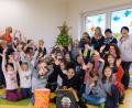 Bild: do
Ein "Hurra" auf die Offene Ganztagsschule Speinshart: Sie gewinnt unter 41 teilnehmenden Schulen den gfi-Siegerpreis zum Jahresthema "Mit allen Sinnen". Im Bild bei der Preisverleihung das OGS-Team (rechts) mit einem Teil der Nachmittagskinder, gfi-Koordinatorin Martina Weiß (von links) und Rektorin Gabriele Bodner.