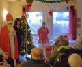 Bild: gpa
In jedem der drei Bereiche des BRK-Seniorenheims spricht der Nikolaus mit den Bewohnern, trägt ihnen ein Gericht vor und verteilt süße Kleinigkeiten. Ines Zeitzer von der Verwaltung darf den Bischofstab halten.