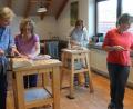 Bild: Kunz
Ran ans Holz: Die Teilnehmer des Schnitzkurses fertigen im Atelier von Irene Meier (Zweite von links) Holzköpfe. Den Kurs präsentiert Oberpfalz-Medien.