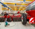 Bild: Hösamer
Blick in die neue „Waldfabrik“: Im Vordergrund wird gerade eine große Sämaschine endmontiert, im Hintergrund sind die einzelnen Stationen des Linienfertigung zu sehen.