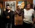 Bild: vt
Dritter Bürgermeister Peter Leitsoni (von links) war hocherfreut über die Künstler Mohammadi Zeynollah und Albridi Olfat und dankte der Organisatorin Johanna Erras-Dorfner für die bereits elfte Ausstellung im Schlosstreff. 	Bild: vt