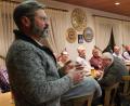 Bild: ohr
Bei der Bürgerversammlung der Gemeinde Schwarzach im Gasthaus Lorenz/Wölsendorf kritisiert Jagdpächter Robert Braun (stehend) den „Hunde-Gassi- Tourismus“ in der Wölsendorfer Au und die damit verbundenen Hinterlassenschaften.