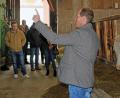 Bild: jrh
Bio-Milchbauer Matthias Zahn bei der Stallführung.