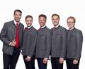 Bild: April Santiago
„Stimmen der Berge“ lassen (von links) Benjamin Grund, Daniel Hinterberger, Thomas A. Gruber, Simon Käsbauer und Stephan Schlögl für Ludwig Thomas „Heilige Nacht“ in Eschenfelden erklingen.