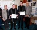 Bild: wro
Den ersten Preis – zudem auch den Auftrag für die Planungen - erhielten (von rechts) Dr. Emil Lehner und Uwe Reil (SHL Architekten). Einen von zwei Anerkennungspreisen bekam Peter Jenkel (Mitte) aus Unterhaching. Bürgermeister Toni Dutz (Zweiter von links) und Dritter Bürgermeister André Putzlocher (links) gratulierten zum Erfolg.