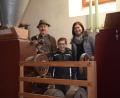 Bild: szl
Drei Generationen auf der Senkendorfer Mühle: Müller Hans Wopperer (68) , Enkel Marvin (11) und Tochter Andrea Heining (42). Sie ist seit zwei Jahren Inhaberin der Mühle.