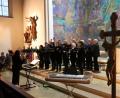 Bild: za
Sänger und Bläsergruppe gestalten das Adventskonzert in der Oberwildenauer St.-Michaels-Kirche.