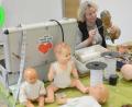 Bild: Gabi Schönberger
Puppenärztin Ute Geier bei der Reparatur eines Puppenarms.