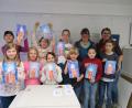 Bild: jzk
Waltraud Müller und Susanne Vonhoff (hinten von rechts) freuten sich über die schönen Kerzenbilder, die den Kinder in Aquarelltechnik gelungen waren.