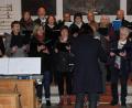 Bild: wro
Mit adventlichen Liedern umrahmte der evangelische Kirchenchor unter der Leitung von Christine Schlenk die besinnliche Stunde.