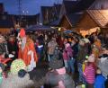 Bild: bö
Fast kein Durchkommen gab es für den Hohenburger Nikolaus vor dem Rathaus. Die Kindergartenkinder hatten ihn mit adventlichen Liedern begrüßt und dafür einen Sack mit Geschenken bekommen.
