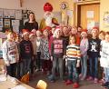 Bild: ü
Der Nikolaus besucht die Erstklässler der Grund- und Mittelschule Kirchenthumbach.