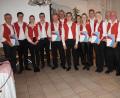 Bild: weu
Joseph Ferstl (rechts), der Kreisvorsitzende des Nordbayerischen Musikbundes, überreichte zusammen mit musikalischem Leiter Florian Scherbl (Zweiter von rechts) und Vorsitzendem Alfons Horn (links) Urkunden und Anstecknadeln an die aktiven Mitglieder der Blaskapelle Weiding.