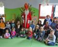 Bild: hl
DFür den Bischof Nikolaus hatten die Kleinen des Kindergartens und Leiterin Kerstin Dilling (hinten rechts) einige Lieder einstudiert.