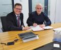 Bild: Bühner
Unterschriften unter Kooperationsvertrag Integrative Onkologie: Dr. Harald Hollnberger,
Ärztlicher Direktor des Klinikums St. Marien in Amberg und BHS-Corrugated-Personalleiter Manfred Riedl