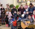 Bild: bsc
Das Kinderhaus Friedenfels sorgte für einen beeindruckenden Familiengottesdienst. Kindergartenleiterin Nicole Lippert (stehend, Zweite von rechts) bereicherte mit ihrem Team und verschiedenen Gruppen ein Predigtspiel und die Fürbitten.
