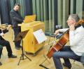 Bild: Bühner
Patoralreferent Markus Lommer an der Truhenorgel, Pfarrer Hans-Martin am Cello und der Geiger Friedemann Kloos musizieren zusammen bei der "Hörsaalmusik".