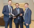 Bild: hwk
Thomas Kaufmann (Mitte) erläuterte Landtagsabgeordnetem Tobias Reiß (rechts) und Staatsminister Hans Reichhart die Probleme bei der Erstellung eines Flächennutzungsplans.