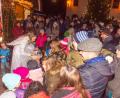 Bild: exb
Christkind Selina Hirschmann beschenkt die Kinder auf dem Weihnachtsmarkt in Kastl.