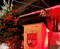 Bild: exb
Humorvoll versteigerte Andreas Dötterl die Christbäume.