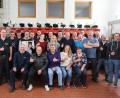 Bild: Christina Rabenstein
Tierarzt Tobias Guggenmos (sitzend Mitte) mit seinen Rettungskräften und Helfern (sitzend, von links) Rettungsassistent Thomas Zwick, Notarzt Dr. Thomas Marx, Tobias Guggenmos, Ina Schmaußer, Jutta Luber. Stehend die Feuerwehrleute aus Thansüß und Freihung, sowie die Vertretungstierärzte Dr. Konrad Gradl und Eduard Wensler, Landwirt Hermann Luber und Metzger Franz Eschenwecker. Alle waren sichtlich erfreut über den guten Ausgang des Unglücks.