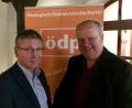 Bild: Christoph Zollbrecht
Der Kreisvorsitzende der ÖDP, Klaus Mrasek (rechts), gratuliert Franz Badura zu seiner Wahl zum OB-Kandidaten.