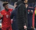 Bild: Matthias Balk/dpa
Frustrierter Franzose: Kingsley Coman (Mitte) wird von Mannschaftsarzt Dr. Hans-Wilhelm Müller-Wohlfahrt (Zweiter von links) verletzt vom Platz geführt.