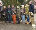 Bild: weu
Auch in diesem Jahr eröffnete der Posaunenchor der evangelischen Kirchengemeinde unter Leitung von Christine Forster (links) auf seiner Weihnachtstournee den Christkindlmarkt und besuchte Seniorenheim sowie Betreuungseinrichtungen. Gründungschorleiter Walter Wölfel (Zweiter von links) ist seit Bestehen des Marktes an führender Stelle dabei.