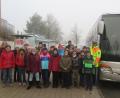 Bild: exb/Gymnasium Eschenbach
Vieles Wichtige rund um Bus, Haltestelle und Schulweg erfahren die Fünftklässler des Gymnasiums beim Verkehrserzieungsprojekt mit Polizeioberkommissar Christian Simon (rechts) von der Polizeiinspektion Eschenbach und Busfahrer Klaus Fiebig (hinten, rechts).