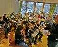 Bild: bph
Die Bläserklasse der Nabburger Jugendblaskapelle bringt mit einem Adventkonzert unter Leitung von Dirigent Markus Ferstl vorweihnachtliche Stimmung ins Seniorenheim "Arche Noah".