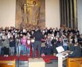 Bild: du
Der Gemeinschaftschor aller 150 Mitwirkenden dürfte auch heuer der imposante Höhepunkt beim Adventskonzert am Sonntag, 22. Dezember, um 16 Uhr in der Pfarrkirche Schirmitz sein.