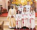 Bild: Foto Hummer
Lorena Witt, Sina Riedl und Johanna Schöner (vorne von rechts) sind die neuen "Minis" der Pfarrei Griesbach. Mit im Bild Pfarrer Dr. Charles Ifemeje sowie (hinten von links) Dominik Gradl und Philipp Gradl.