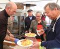 Bild: Hirsch
Brotzeitmachen auf dem Bauernmarkt: Die Besucher nehmen die Angebote der Direktvermarkter gerne an.
