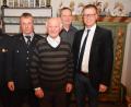 Bild: fdl
Einige der Gratulanten beim 80. Geburtstag von Georg Luber (Mitte) waren (von links) die Vorstände der örtlichen Feuerwehr, Thomas Kummer und Bernhard Wisgickl, der Neffe des Jubilars, Stadtrat Josef Luber und Bürgermeister Hermann Falk.