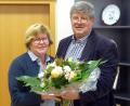 Bild: fsb
Bürgermeister SMartin chregelmann gratuliert Gemeinderätin Renate Müller zum 60. Geburtstag.