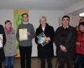 Bild: cs
Nach dem Festgottesdienst präsentieren (von links) Bürgermeister Joachim Neuß, Barbara Persau-Kroher, Pfarrer Moritz von Niedner und Ulrich Deinzer eine Ausgabe der Umwelterklärung.