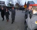 Bild: usc
Zusammen mit (von links) stellvertretendem Landrat Hans Kummert und Bürgermeisterin Alexandra Sitter schritt der Kommandeur des Gärmersdorfer Logistikbataillons 472, Oberstleutnant Sebastian Erbe, am Ammerthaler Dorfplatz die Front der angetretenen Soldaten ab.
