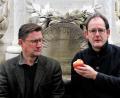 Bild: exb
Philipp Mosetter und Michael Quast (rechts) präsentieren am Dienstag "Grimms Märchen. Eine Warnung" in der Max-Reger-Halle.
